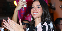 Parece um look básico, mas a bolsa custa R$ 18 mil: Bruna Marquezine desembarca em Salvador para Carnaval com Shawn Mendes com conjunto comfy.  Foto: Brazil News / Purepeople