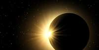 Fundo de c&eacute;u espacial com design de eclipse solar Foto: Freepik / Personare