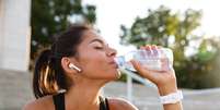 Hidratação é fundamental nos dias de folia  Foto: Freepik