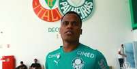 Foto: Reprodu&ccedil;&atilde;o / TV Palmeiras - Legenda: Jhon Arias durante passeio pelas depend&ecirc;ncias da Academia do Futebol do Palmeiras / Jogada10