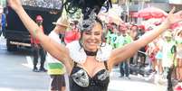Paolla Oliveira samba muito como 'rainha' em outro Carnaval e exibe corp&atilde;o em body preto e branco. 'Nunca perde a majestade'.  Foto: AGNews / Purepeople