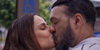 Viviane Ara&uacute;jo e Belo se beijam em cena de 'Tr&ecirc;s Gra&ccedil;as'  Foto: Reprodu&ccedil;&atilde;/TV Globo