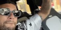 Neymar apareceu dan&ccedil;ando dentro do carro  Foto: Reprodu&ccedil;&atilde;o/Instagram/Neymar
