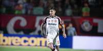 Erick Pulgar (Flamengo) durante jogo contra o Vit&oacute;ria, no dia 10.02.2026. Foto: Associated Press / Alamy