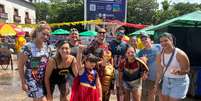 Fam&iacute;lia de Mathes Carvalho (fantasiado de Capit&atilde;o Am&eacute;rica) frequenta o bloco todos os anos para curtir com as crian&ccedil;as  Foto: Em&iacute;lia Prado especial para o Terra