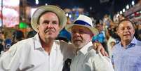 Lula ao lado de Eduardo Paes na pista durante o desfile da Acadêmicos de Niterói  Foto: Pedro Kirilos/Estadão / Estadão