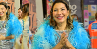 Carnaval 2026: com vestido prateado e plumas azuis, Janja entra na avenida pela Acad&ecirc;micos de Niter&oacute;i sem Lula ap&oacute;s decis&atilde;o pol&ecirc;mica.  Foto: AGNews, Leo Franco / Purepeople