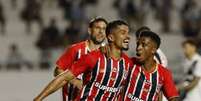 Lucas Ramon comemora primeiro gol com a camisa do S&atilde;o Paulo &ndash;  Foto: Rubens Chiri / S&atilde;o Paulo FC / Jogada10