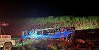 &Ocirc;nibus com trabalhadores rurais tomba e 6 pessoas morrem no interior de SP  Foto: Divulga&ccedil;&atilde;o/PRF