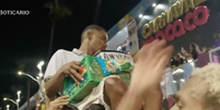 Cadeirante &eacute; erguido por p&uacute;blico durante &lsquo;pipoca&rsquo; do Kann&aacute;rio; veja  Foto: Reprodu&ccedil;&atilde;o/Youtube