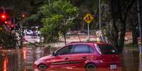 O temporal que atingiu Guarulhos, na Grande S&atilde;o Paulo, provocou diversos pontos de alagamento na cidade  Foto: RENATO GIZZI/E.FOTOGRAFIA
