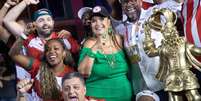 Solange Cruz e integrantes da Mocidade posam com o trof&eacute;u  Foto:  RODILEI MORAIS/FOTOARENA / Estad&atilde;o