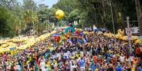 Desfile do tradicional bloco Galo da Madrugada pelo entorno do Parque do Ibirapuera  Foto: MARCELO OLIVEIRA/RASPRESS/ESTAD&Atilde;O CONTE&Uacute;DO