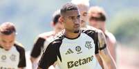Samuel Lino segue em busca de se encontrar de vez no Flamengo –  Foto: GILVAN DE SOUZA/FLAMENGO / Jogada10