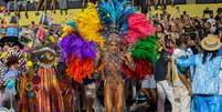 Unidos de Vila Isabel desfila no dia de encerramento dos desfiles do Rio de Janeiro, na madrugada desta quarta-feira, 18, com o enredo 'Macumbembê, samborembá: sonhei que um sambista sonhou a África'   Foto: Douglas Shineidr/Especial para o Terra