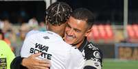 Neymar abra&ccedil;o Coutinho em jogo entre Santos e Vasco  Foto:  Marco Buenavista/Sports Press Photo/Getty Images