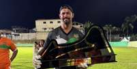 Bruno, goleiro de 41 anos, em campo no futebol de v&aacute;rzea  Foto: Reprodu&ccedil;&atilde;o/Instagram/@oficialbrunogoleiro / Estad&atilde;o