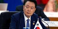 A declaração de lei marcial pelo então presidente sul-coreano Yoon Suk Yeol, em dezembro de 2024, pegou de surpresa os sul-coreanos e o resto do mundo  Foto: AFP / BBC News Brasil