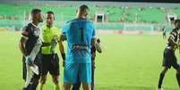 Goleiro Bruno passa mal no primeiro tempo - Foto: Reprodu&ccedil;&atilde;o / Jogada10