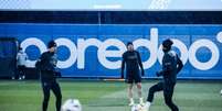 Foto: J.Azouze/PSG - Legenda: Jogadores do PSG durante treinamento da equipe / Jogada10