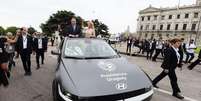 O presidente do Uruguai, Yamand&uacute; Orsi, chegou em um carro el&eacute;trico &agrave; sua cerim&ocirc;nia de posse, simbolizando a transi&ccedil;&atilde;o energ&eacute;tica do pa&iacute;s  Foto: AFP via Getty Images / BBC News Brasil