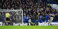 Zian Flemming, do Burnley, marca o primeiro gol da equipe na partida da Premier League, em Stamford Bridge, Londres  Foto: Ben Whitley/PA Images via Getty Images