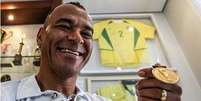 Cafu com a camisa e a medalha do t&iacute;tulo da Copa de 2002  Foto: Rafael Arbex/Estad&atilde;o / Estad&atilde;o