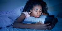 Entenda como o tempo de tela impacta a qualidade de sono Foto: Shutterstock / Saúde em Dia
