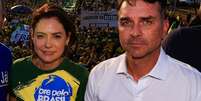 Fl&aacute;vio Bolsonaro ao lado de Michelle em ato no dia 7 de outubro do ano passado, em Bras&iacute;lia.  Foto: Wilton J&uacute;nior/Estad&atilde;o / Estad&atilde;o