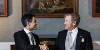 Premiê Rob Jetten cumprimenta o rei Willem-Alexander  Foto: ANSA / Ansa - Brasil