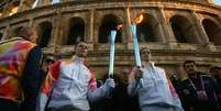 Revezamento da tocha olímpica diante do Coliseu de Roma  Foto: ANSA / Ansa - Brasil