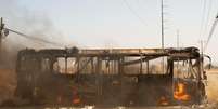 Um &ocirc;nibus em chamas foi usado pelo narcotr&aacute;fico para bloquear uma estrada em Zapopan, M&eacute;xico, em 22 de fevereiro de 2026.  Foto: REUTERS - Gabriel Trujillo / RFI