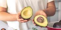O abacate é fonte de gorduras insaturadas Foto: Freepik