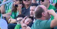 Fam&iacute;lia &eacute; hostilizada por torcedores do Juventude ao receber camisa do Gr&ecirc;mio - Foto: Reprodu&ccedil;&atilde;o / Jogada10