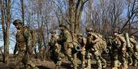 Na foto, a 65&ordf; Brigada Mecanizada das For&ccedil;as Armadas da Ucr&acirc;nia, em 22 de fevereiro de 2026, em um local n&atilde;o divulgado na regi&atilde;o de Zapor&iacute;jia. na Ucr&acirc;nia.  Foto: AFP - ANDRIY ANDRIYENKO / RFI