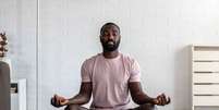 Com o tempo, a prática da meditação contribui para mais clareza mental, equilíbrio emocional e bem-estar Foto: Antonio Guillem | Shutterstock / Portal EdiCase