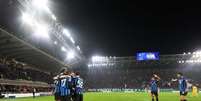 Foto: Marco Luzzani/Getty Images - Legenda: Jogadores da Atalanta comemoram o gol marcado por Davide Zappacosta / Jogada10