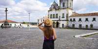 Ao caminhar pela Pra&ccedil;a de S&atilde;o Francisco, &eacute; poss&iacute;vel perceber como o tra&ccedil;ado urbano e os edif&iacute;cios ao redor revelam camadas da hist&oacute;ria do Brasil, desde o dom&iacute;nio portugu&ecirc;s at&eacute; influ&ecirc;ncias posteriores - depositphotos.com / sergio_pulp Foto: Giro 10