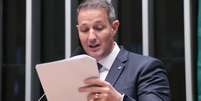 Guilherme Derrite l&ecirc; seu relat&oacute;rio com mudan&ccedil;as ao texto do PL Antifac&ccedil;&atilde;o; texto &eacute; a oitava vers&atilde;o apresentada por ele ao projeto.  Foto: Bruno Spada/C&acirc;mara dos Deputados