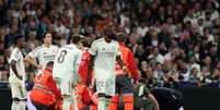 MADRID, SPAIN - FEBRUARY 25: Raul Asencio of Real Madrid is taken off the pitch in a stretcher during the UEFA Champions League 2025/26 League Knockout Play-off Second Leg match between Real Madrid C.F. and SL Benfica at Estadio Santiago Bernabeu on February 25, 2026 in Madrid, Spain. (Photo by Clive Brunskill/Getty Images) Foto: Jogada10