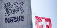 FILE PHOTO: A Swiss flag flutters on the headquarters of Nestle in Vevey, Switzerland, November 25, 2024. REUTERS/Denis Balibouse/File Photo  Foto: Reuters