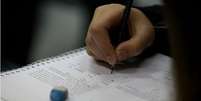 Aluno faz anotação em sala de aula  Foto: Hélvio Romero/Estadão / Estadão