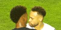 Neymar e Thiago Mendes se encarando no jogo entre Santos e Vasco, v&aacute;lido pela quarta rodada do Brasileir&atilde;o Foto: Reprodu&ccedil;&atilde;o/SporTV / Estad&atilde;o
