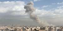 Fumaça no céu de Teerã após ataque  Foto: Reuters / BBC News Brasil