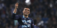 Casemiro a comemorar com torcedores do FC Porto  Foto: Esporte News Mundo
