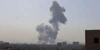 Uma coluna de fuma&ccedil;a pode ser vista em Teer&atilde;, capital do Ir&atilde;, ap&oacute;s uma suposta explos&atilde;o. Em 28 de fevereiro de 2026.  Foto: &copy; AFP - ATTA KENARE / RFI