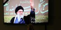 Uma foto do L&iacute;der Supremo iraniano, Aiatol&aacute; Ali Khamenei, &eacute; exibida na TV quando a not&iacute;cia de sua morte &eacute; anunciada, em Teer&atilde;, Ir&atilde;, em 1&ordm; de mar&ccedil;o de 2026.  Foto: via REUTERS - Majid Asgaripour / RFI