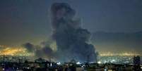 A capital iraniana, Teerã, foi atacada pela segunda vez consecutiva por aviões das forças aéreas israelense e americana. A primeira onda de bombardeios matou o líder supremo do país, o aiatolá Ali Khamenei.  Foto: AFP - ATTA KENARE / RFI