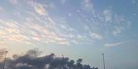 Fuma&ccedil;a &eacute; vista no porto Jebel Ali, em Dubai, ap&oacute;s ataque do Ir&atilde;  Foto: REUTERS/Abdelhadi Ramahi / BBC News Brasil