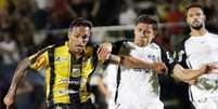 Allan (branco) e Rômulo (amarelo) durante o duelo entre Novorizontino e Corinthians pela semifinal do Paulistão –  Foto: Pedro Zacchi e Douglas Moreti/Ag. / Jogada10